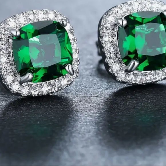 Jewelry - NWT GREEN STUD EARRINGS WITH RHINESTONES